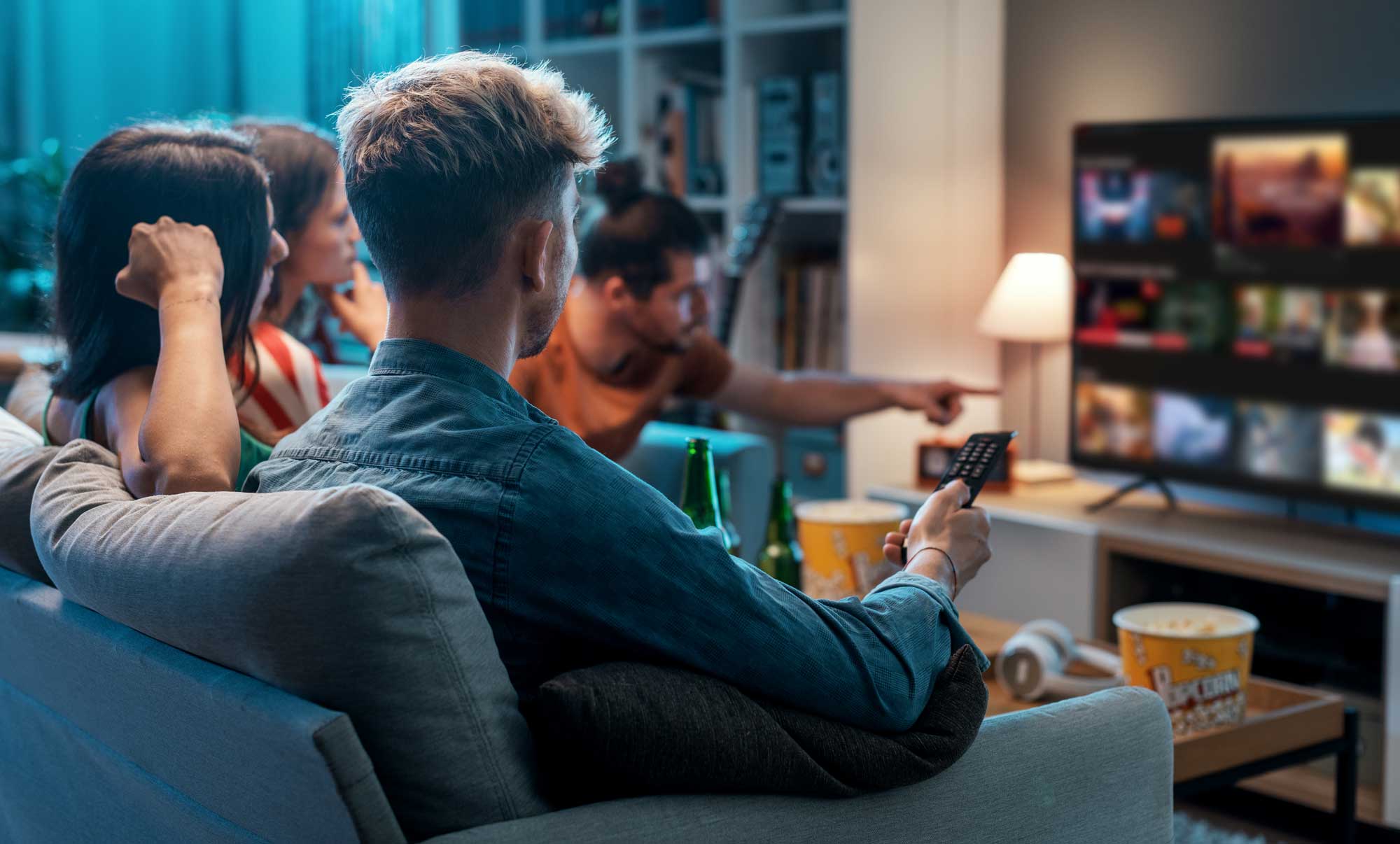 Interfaz de plataforma OTT con catálogo de vídeos en directo y bajo demanda